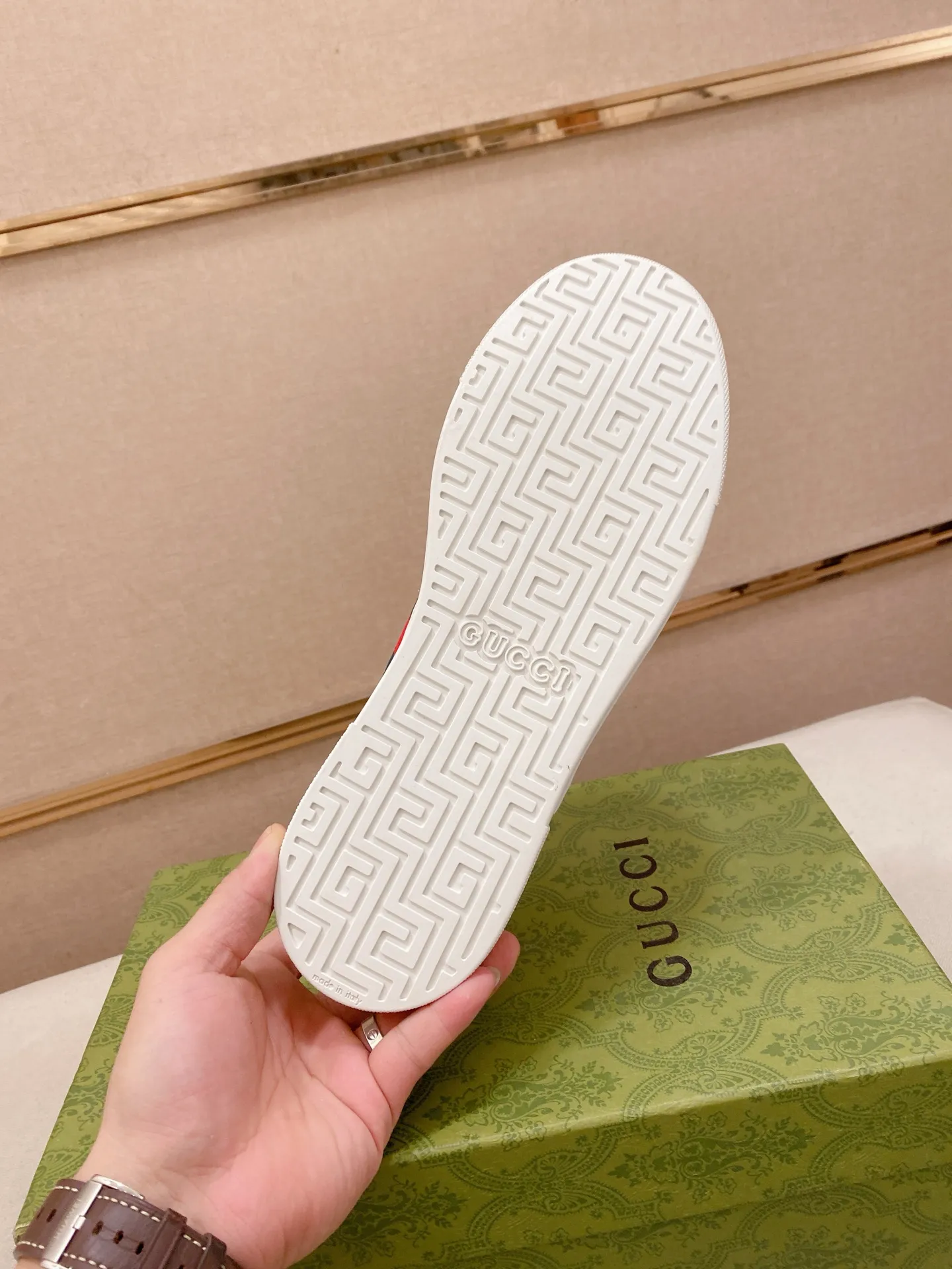 Men's shoes💰 440💰The new GUCCI (Gucci) counters are launched simultaneously. The new men's shoes, 😘fabrics are selected from imported cowhide, and the lining is sheepskin lining. 👍🏿 High-end ☄️ air-cushion molded anti-slip rubber outsole, exquisite lines, simple and elegant, comfortable and high-end for leisure travel. Code number: 38 to 44 (45 can be customized and cannot be returned or exchanged)